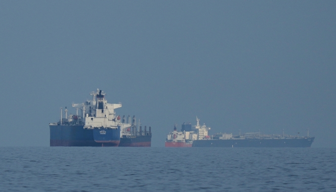 Tàu dầu và tàu hàng tại Eo biển Hormuz hôm 11/3. Ảnh: AP