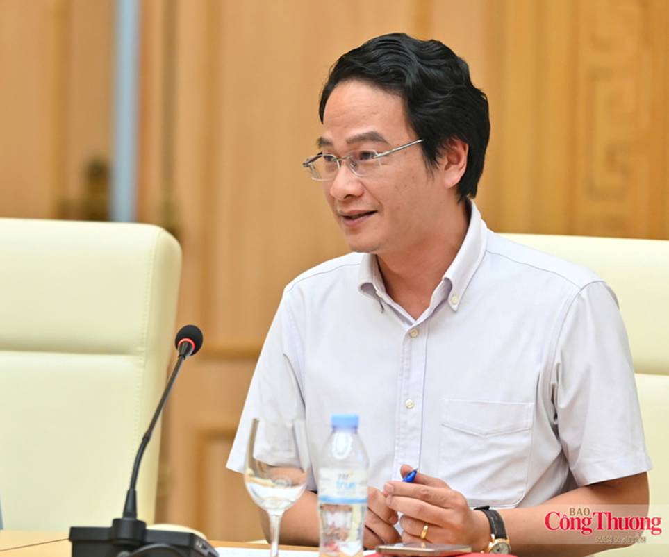 Thứ trưởng Nguyễn Sinh Nhật Tân phát biểu khai mạc cuộc họp.