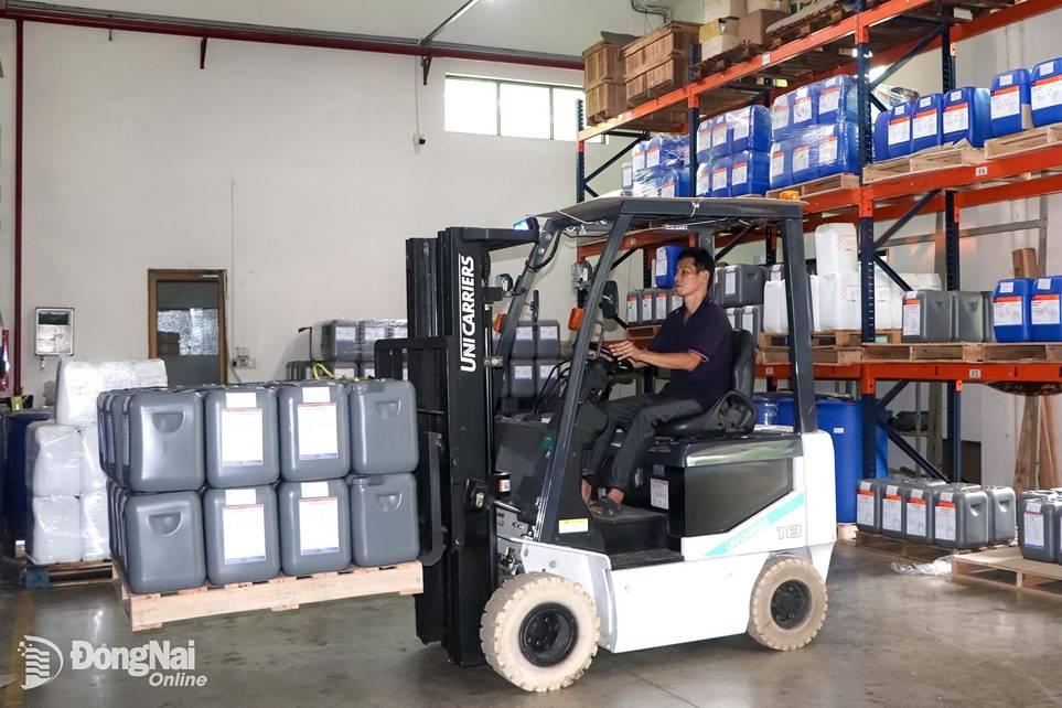 Công nhân làm việc tại Công ty TNHH Lighting & Equipment Việt Nam (Khu công nghiệp Amata). Ảnh tư liệu
